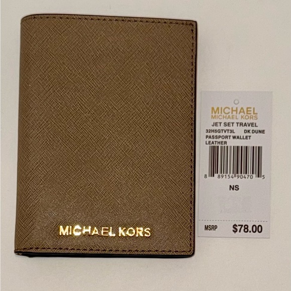 Michael Kors Jet Set Travel Dune Leather Passport Wallet MK32H5GTVT3L - Picture 1 of 4